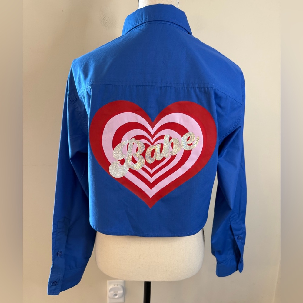 On Twelfth cropped graphic funky vibrant blue heart  top SZ SM - Picture 4 of 14